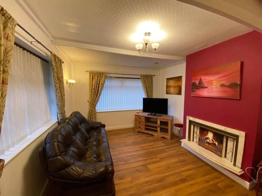 Quiet Secluded Two Bedroom Bungalow With Parking คลีฟลีส์ ภายนอก รูปภาพ